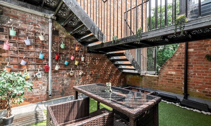 Coombe Hill Apartamento | Spacious Elegance, free parking perfect for London| Pass the Keys