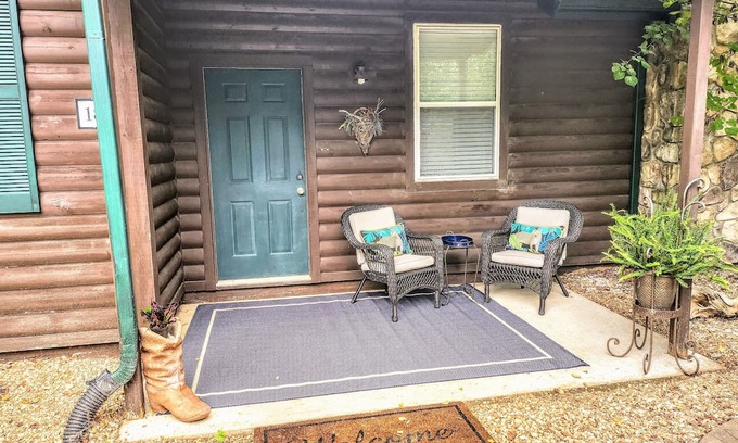 Camdenton Cabaña | Charming 1-bedroom Cottage overlooking the #16 Fairway and stocked fishing pond!