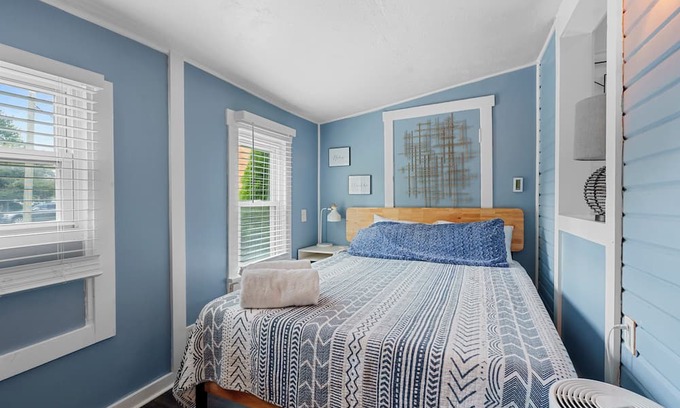 Merion Village Cabaña | German Village Beach Bungalow – Chic Studio for 2 Perfect for Couple’s Getaway!