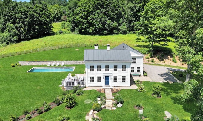 New Preston Casa | Luxurious, Spacious, Newly Renovated Vacation Home Walking Distance to Lake.