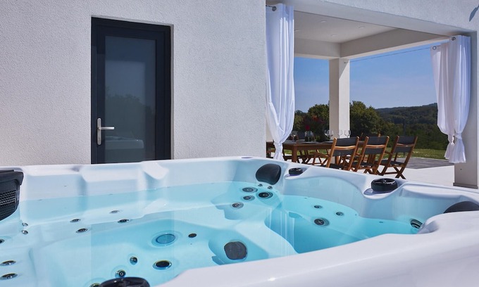Donja Stubica Casa | Enjoy a luxurious holiday in this stylish holiday home.