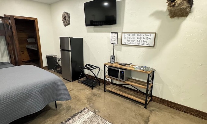 Palestine Cabina | Secluded Cozy Cabin in the East Texas Woods 20 mins. to Polar Express 1 of 2