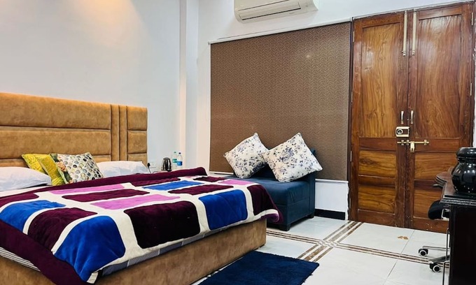 Mayapur Hotel | Goroomgo Shreshth Home Stay Haridwar