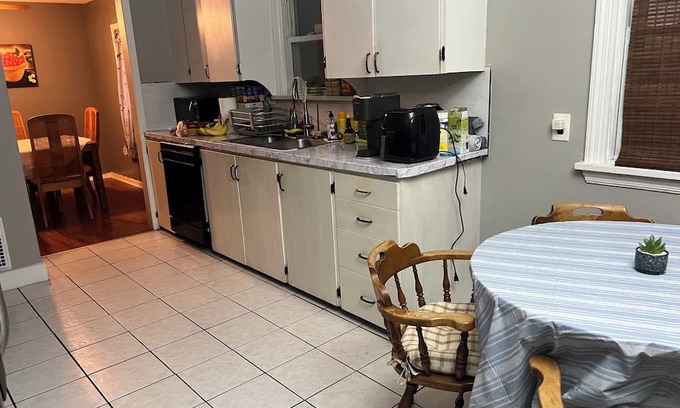 North Greece Casa | Charming 3-bedroom house with AC, fitness room, WiFi in delightful Rochester