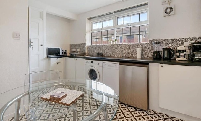Pollards Hill Apartamento | Stylish 2-Bedroom Flat for Relaxation & Comfort