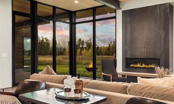 Bozeman Casa | Unparalleled Bozeman estate with river frontage to the Gallatin River.