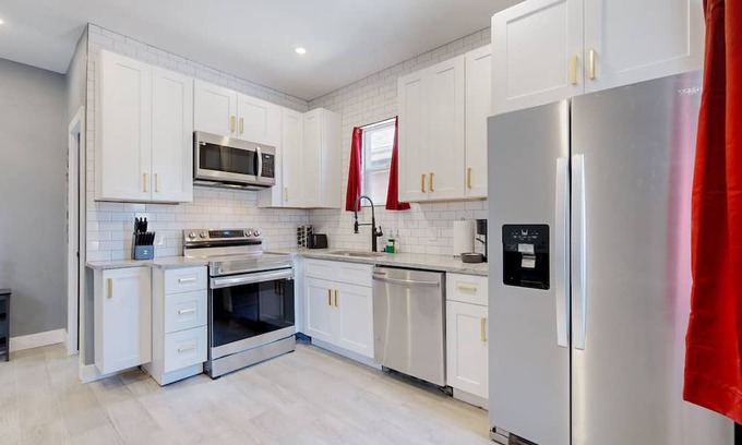 Baker Casa | Spooky 4-king bed house in Denver with AC & WiFi