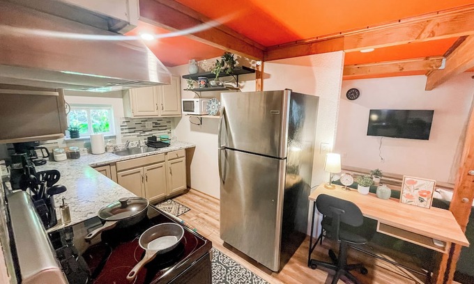Piedmont Cabaña | Casita PDX with W/D, workspace