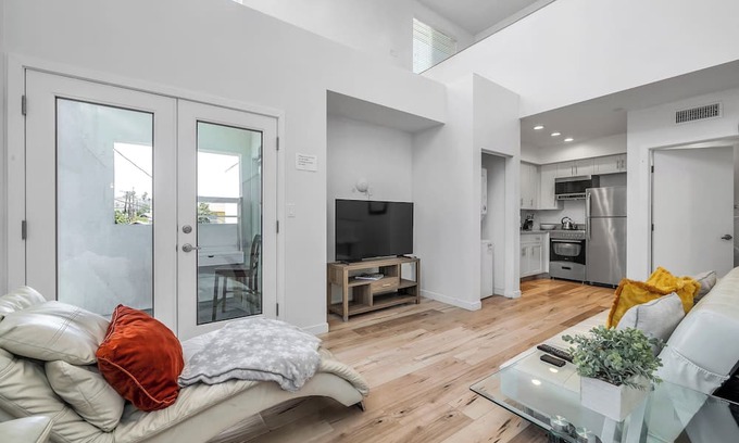 Rampart Village Apartamento | Chic Three Level 2-Bedroom 2-FULL Bathroom Loft with Balcony & 2-Parking space
