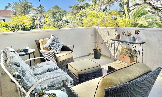 Wilshire Montana Casa | Sunny, spacious, private oasis, near beach in Santa Monica