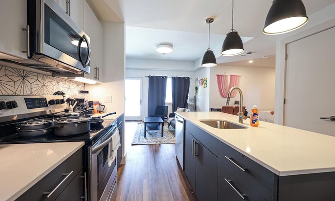 Brewerytown Apartamento | Imagine a stylish escape in Glenwood, the epitome of urban luxury