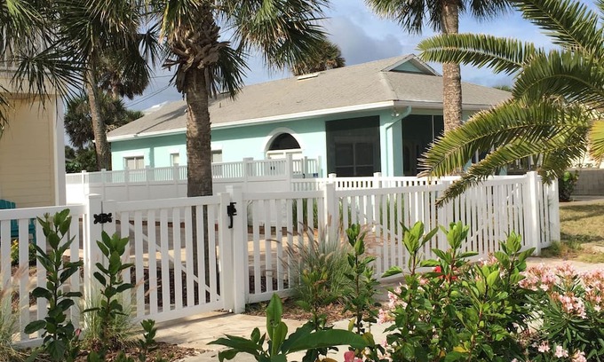 New Smyrna Beach Casa | Charming 2-bedroom house in amazing New Smyrna Beach with AC, WiFi
