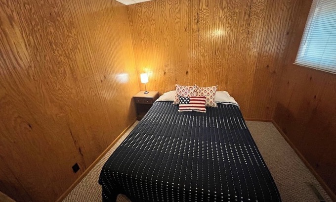 Cadillac Cabina | 3-bedroom cabin in charming Harrietta with WiFi. Perfect for a getaway.