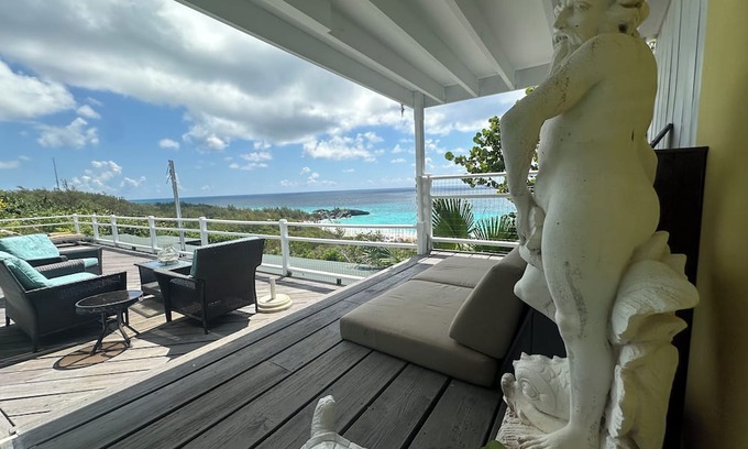 Southampton Casa | Spacious 3-bedroom house with a pool and panoramic views of Horseshoe Bay Beach