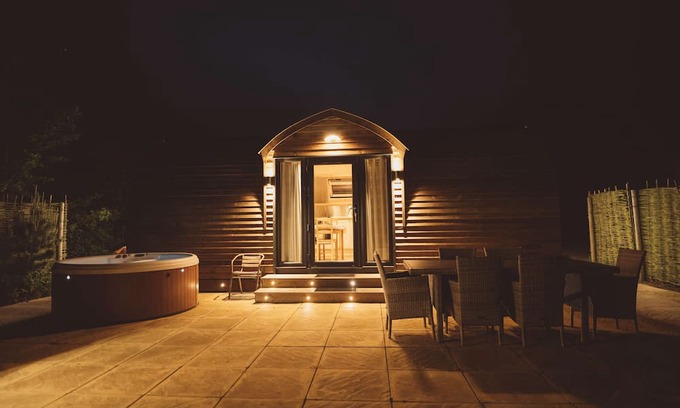 Weston Cabina | Cosy Rural Cabin With Hot Tub