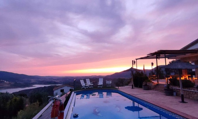 El Gastor Cabaña | House with views of the mountains and the reservoir, with fireplace and saltwater pool
