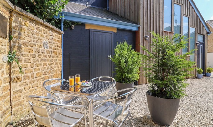 Sherborne Cabaña | PUMP ROOM, romantic, with a garden in Sherborne