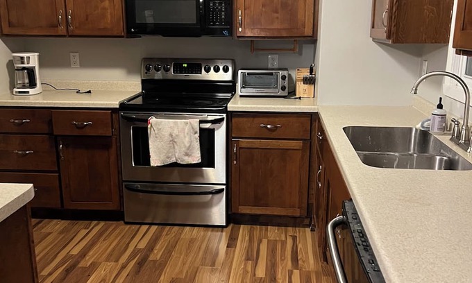 Appleton Casa | Clean two-bed house with garage.