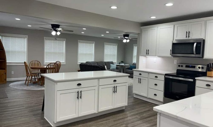 Rochester Casa | 4-bedroom Rochester Boat House