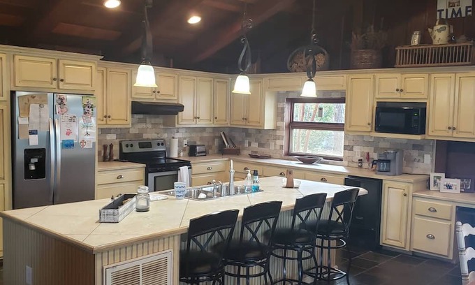 Little Kowaliga Cabina | Charming 4-bedroom/4-bath lake cabin with WiFi and AC on beautiful Lake Martin