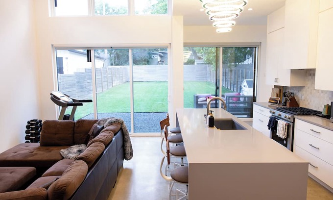 Galindo Casa | Stylish Retreat: Incredible Views & Vintage Vibes