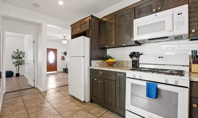 La Puente Casa | Serenity Stay BBQ 2-Bedroom Sanctuary with Backyard and High-Speed Internet