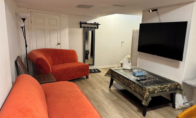 Newtonbrook Casa | Bright & Spacious 1BR basement - separate entrance & laundry - close to subway