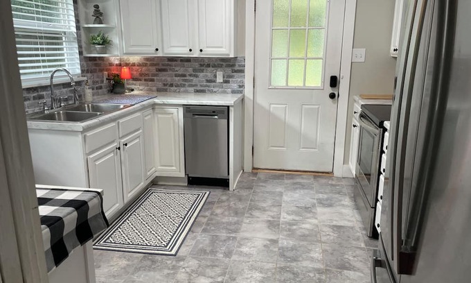 New Castle Casa | Cozy cottage in Birmingham with wooded yard and close to interstate.