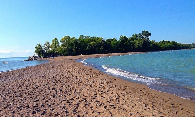 Leamington Casa | Lakefront relaxation, hot tub, and adventure awaits at Seacliff Park and beach