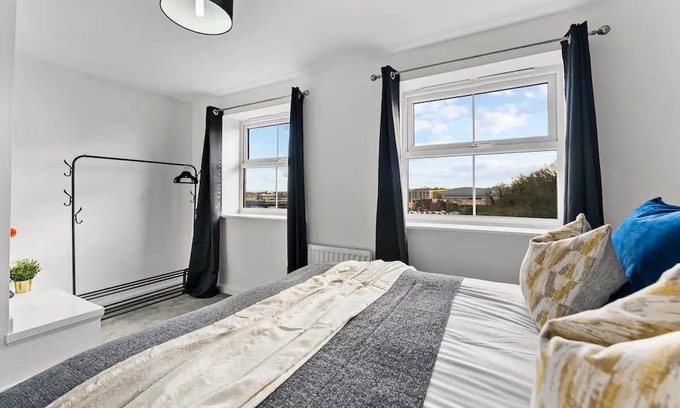 Patchway Casa | Urban Oasis: Luxe Bristol Home-Sleeps 14-Parking