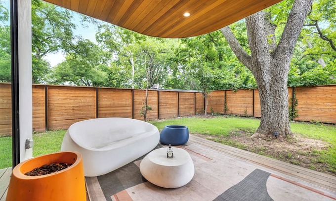 Govalle Apartamento | Modern Art House - Private Parking, Yard, & Grill