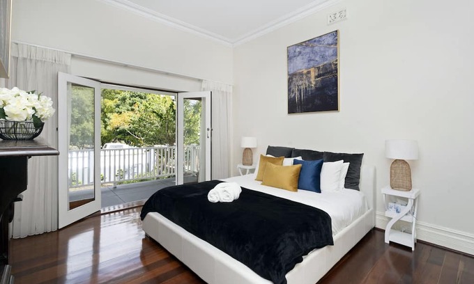 North Perth Casa | Grand Hyde Park 3 Bedroom Home by WorldWide Welcome