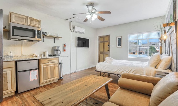 West Colorado Springs Apartamento | Explore & Relax: Pet-Friendly Studio in Historic Old Colorado City, Steps from Outdoor Adventures