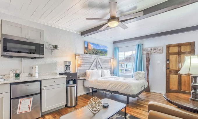 West Colorado Springs Apartamento | Rustic-Chic Retreat: Your Ideal Colorado Springs Getaway for Outdoor Enthusiasts and Dog Lovers