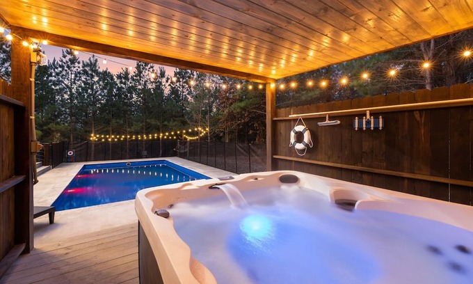 Broken Bow Cabina | New Cabin- Luxury Heated Pool, Hot Tub, Fire Pit 5 Bedroom Cabin by RedAwning