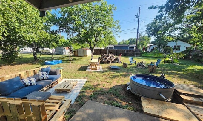 East Congress Casa | LOCATION LOCATION LOCATION! Austin home w/ Pool, FULLGYM, IceBath & PaddleBoards