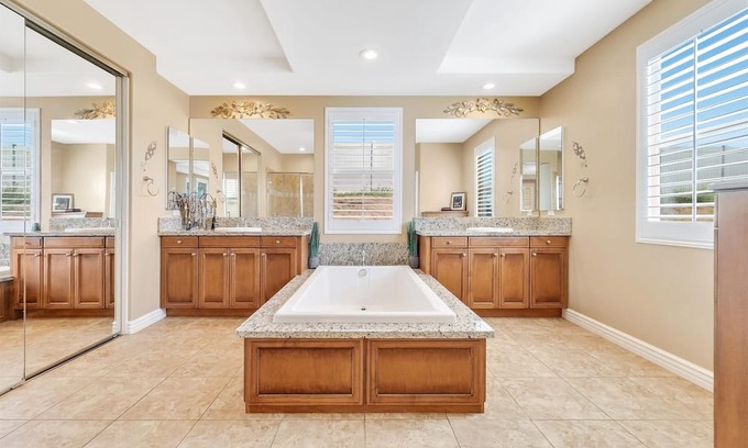 Woodcrest Casa | 5 bed rooms 3.5 bathroomnPool tablenHome theaternFire place indoor /outdoor