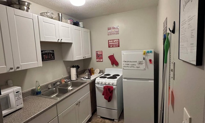 Riverview Apartamento | Charming One Bedroom KCK Apartment - Cold AC - WiFi - Clean & Affordable!