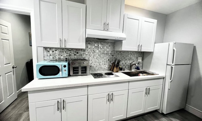 Hermosa Village Apartamento | Charming 1-bedroom studio with WiFi and AC close to Disneyland