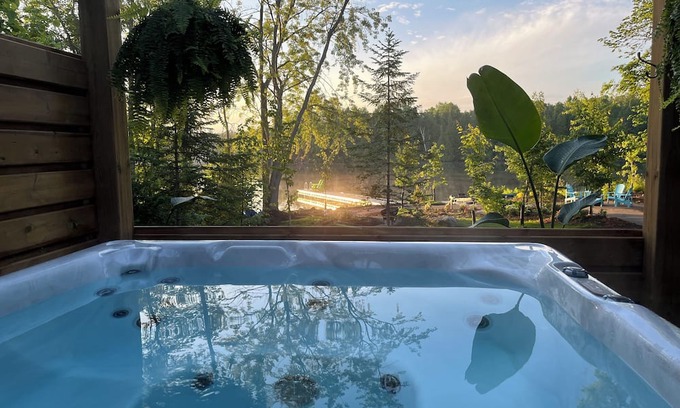 Lakefield Casa | Modern Waterfront Retreat