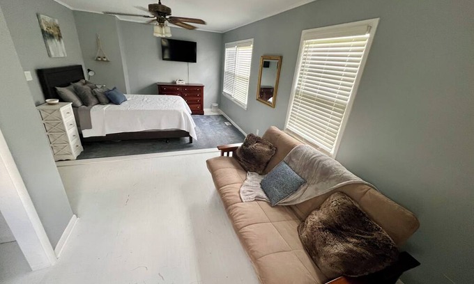 Oakhurst Casa | Charming 2-bedroom house in beautiful Tulsa with AC, WiFi