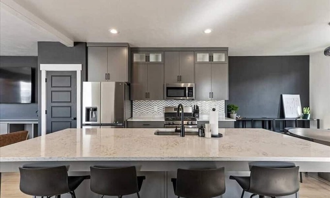 American Fork Casa | New! Onyx Oasis | 2 Car Garage | TV | Central