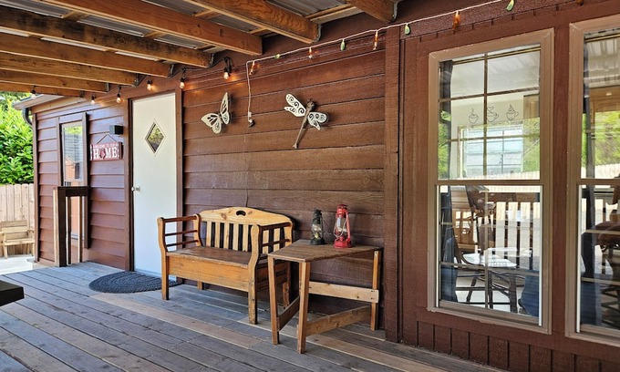 Lakeside Cabaña | So much to enjoy at this 2-bedroom cottage in Charming Lakeside.