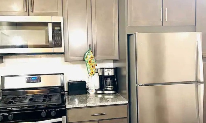 Texas City Casa | The Lakeside Layover w/Pool/Parking/WiFi Pkg