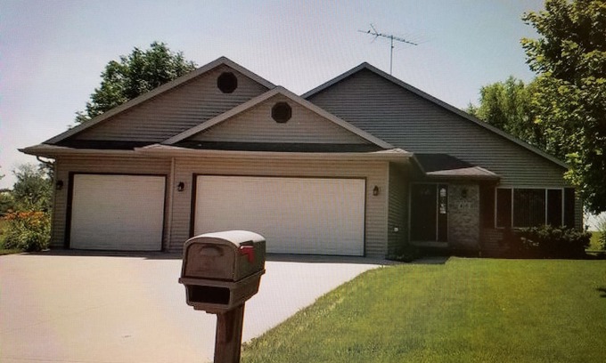 Omro Casa | Enjoyable house with AC in Omro for EAA! Vacant home new high queen air mattress