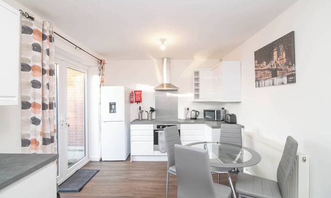 Brierley Hill Casa | Spacious Two-Bedroom House with garden and parking