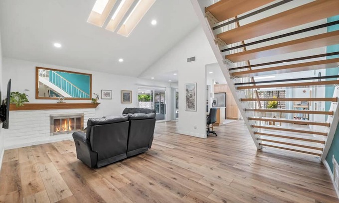 Oak Park Casa | Spacious 5-bedroom house in marvelous Oak Park with AC, pool, WiFi