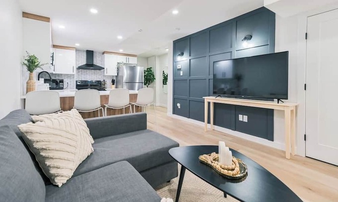 Calgary Casa | 10 Guests | Mins to Airport | King Bed | Dbl Grg