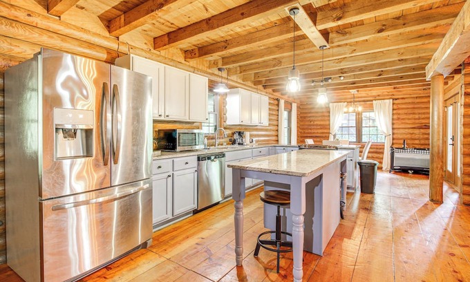 Fleming Cabina | Lakefront Getaway: Pool & Dock ~ 31 Mi to Savannah