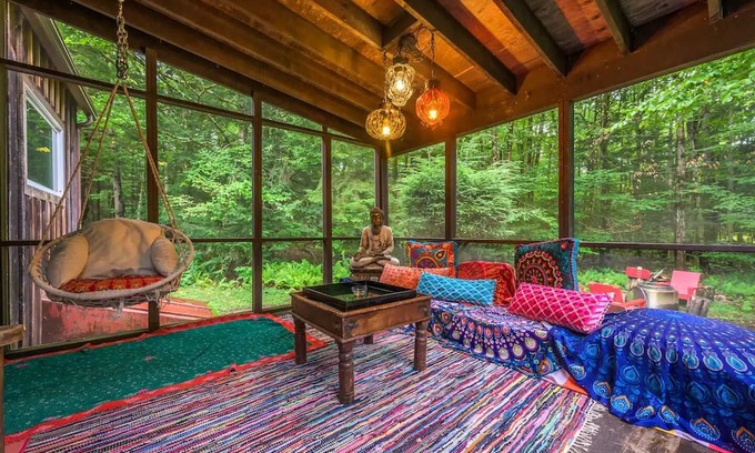 Becket Casa | Oak Forest Cabin: Enchanted Eden Among the Trees